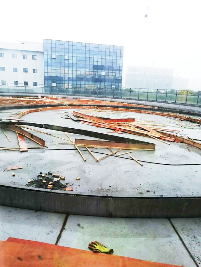 施工現(xiàn)場調(diào)節(jié)模板